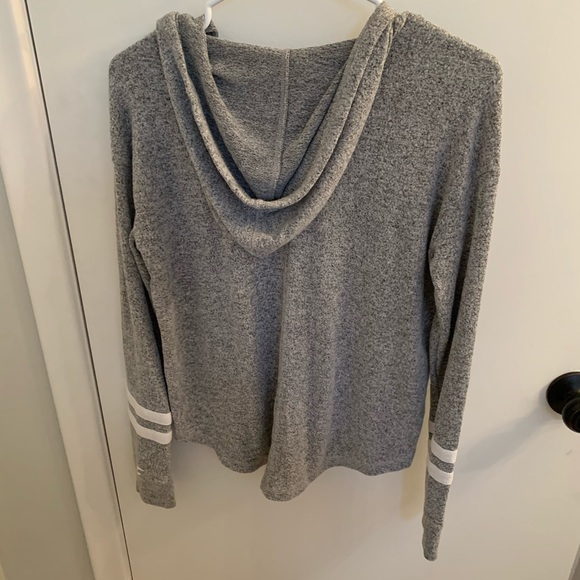 Holister top with hood - Picture 2 of 5